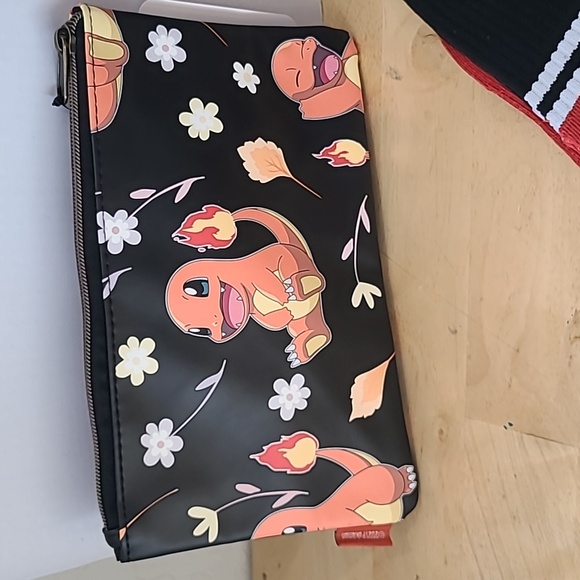 Pokemon Charmander Bundle: Makeup Bag and Crew Socks - Picture 8 of 16